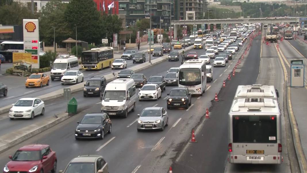Okullarda uyum haftası başladı: İstanbul'da trafik felç oldu - Resim: 12